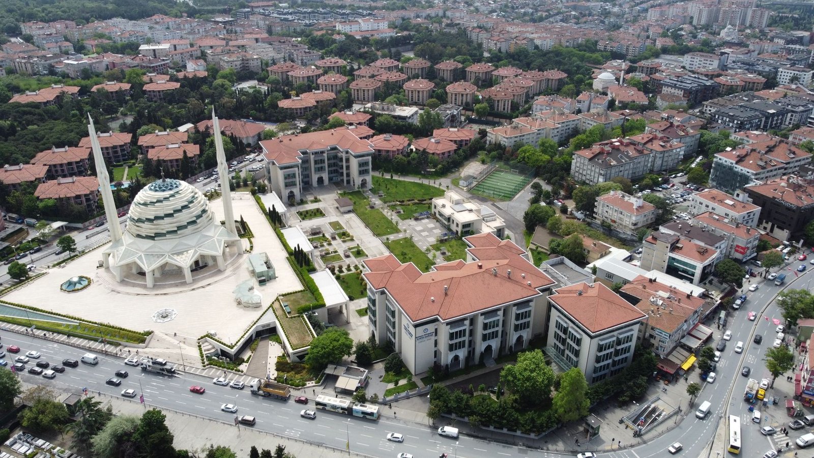 İmar planı değişikliği dosyasını inceleyen hukuk profesyoneli, arka planda şehir silüeti ve hukuki belgeler.
