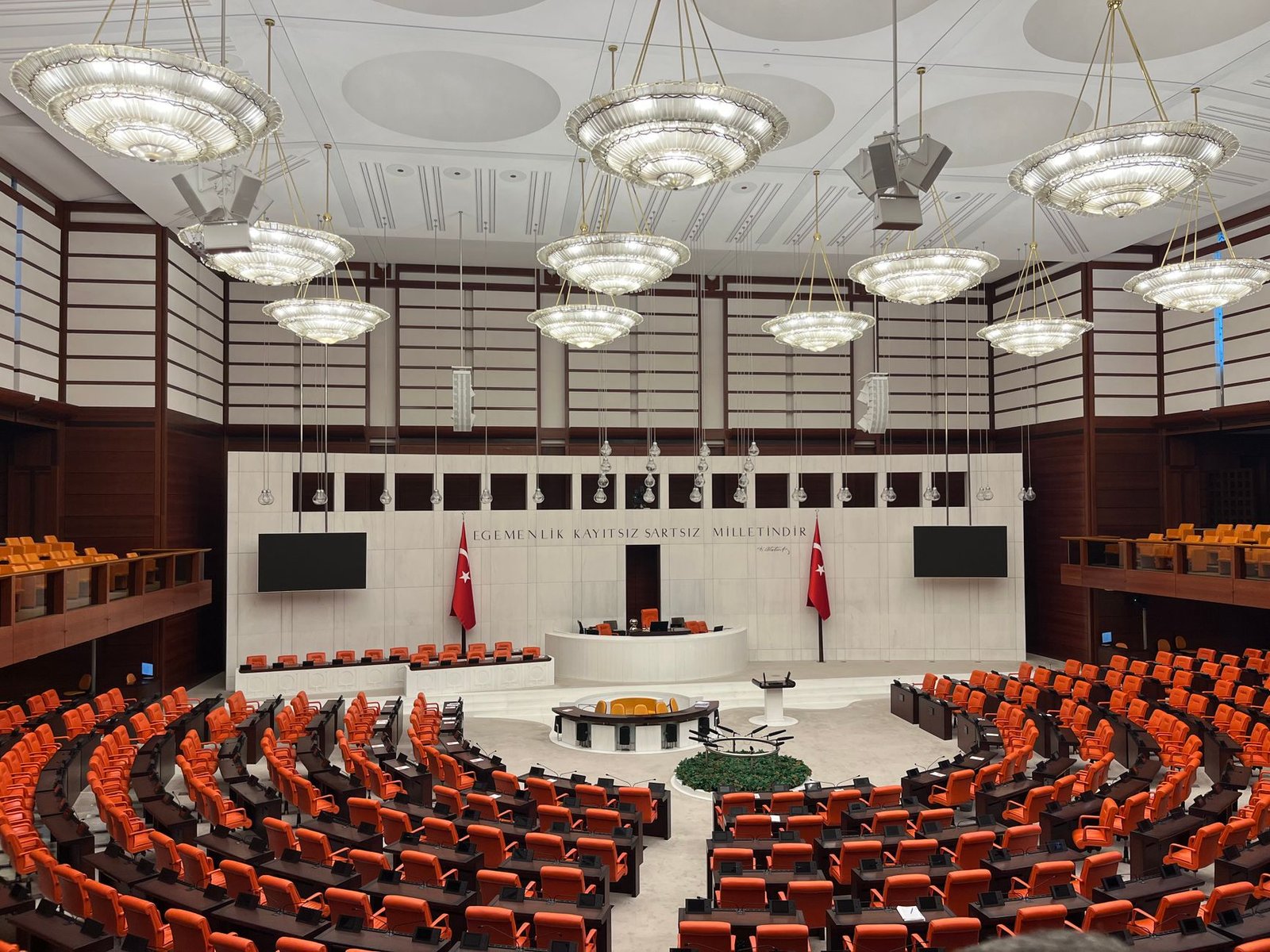 Kamu hizmeti sözleşmesini inceleyen hukukçu belgelerle çalışma