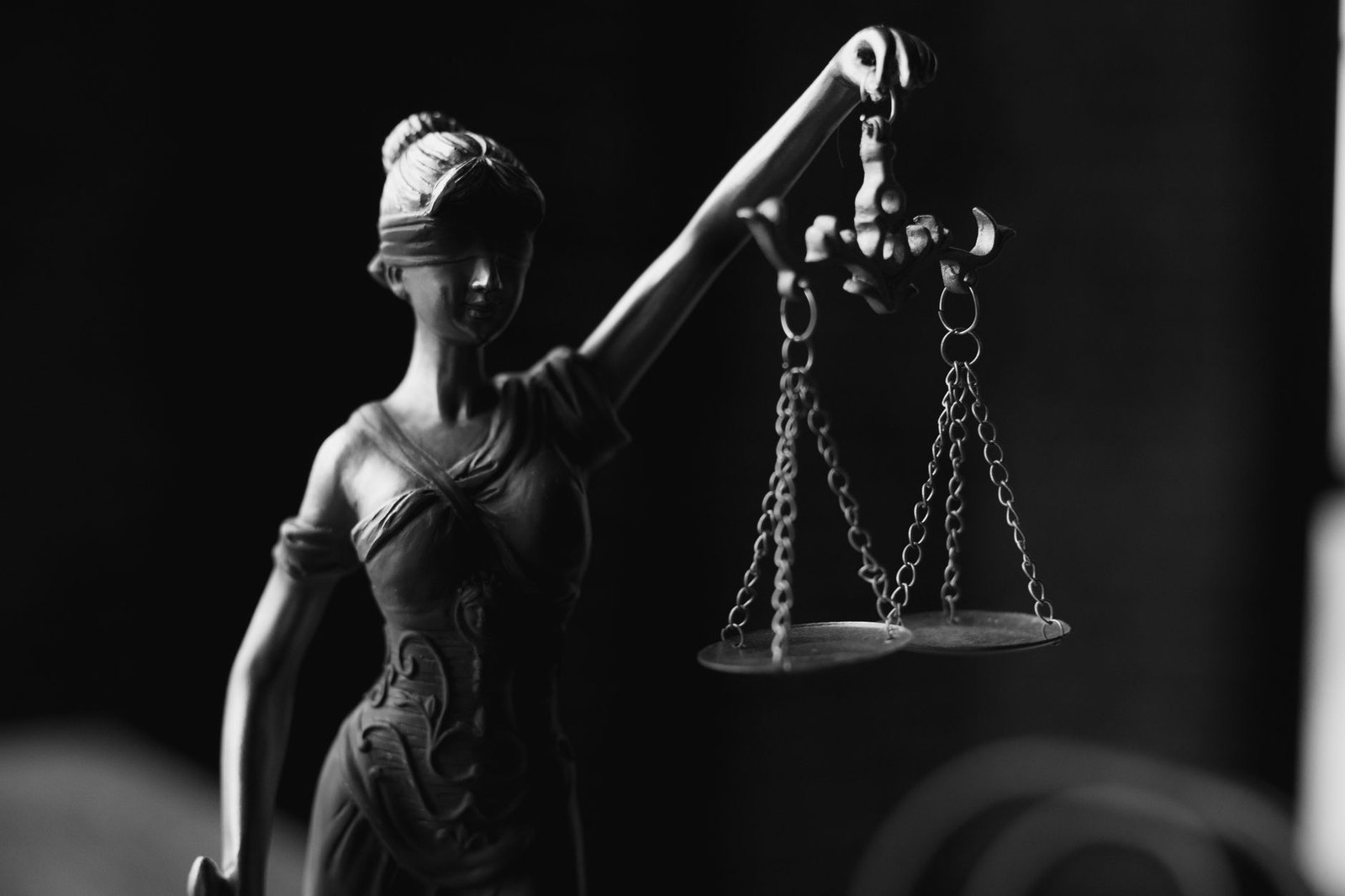 Mahkeme kararları ve tazminat değerlendirme belgelerinin üst üste konduğu masa