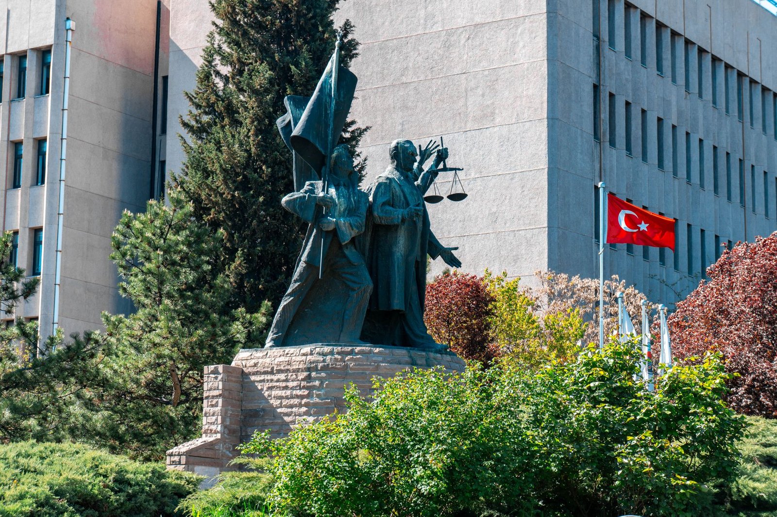 Türkiye bağlamında otonom sistemlerin hukuki sorumluluğunu tartışan profesyonel bir toplantı görüntüsü
