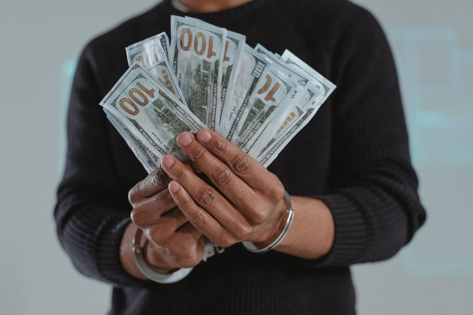Kara para aklama ile mücadelede hukuki uyum ve risk yönetimi süreçlerini gösteren görsel.